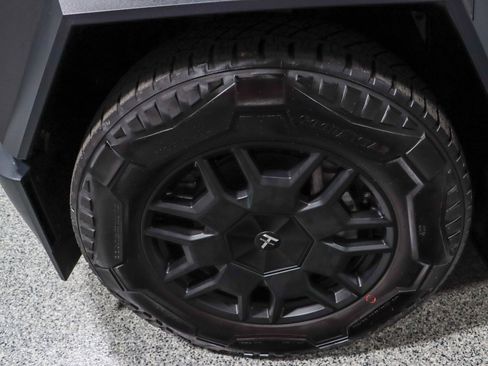 Used 2024 Tesla Cybertruck AWD Crew Cab image 11