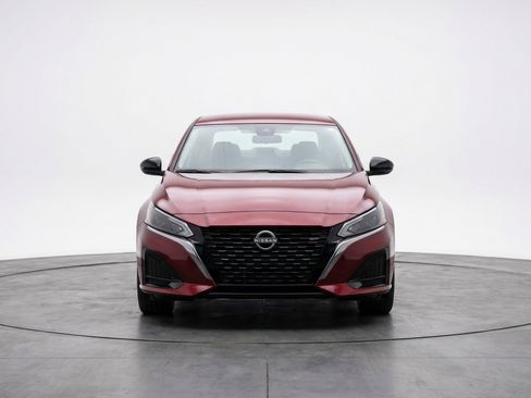 Used 2025 Nissan Altima 2.5 SV FWD image 2