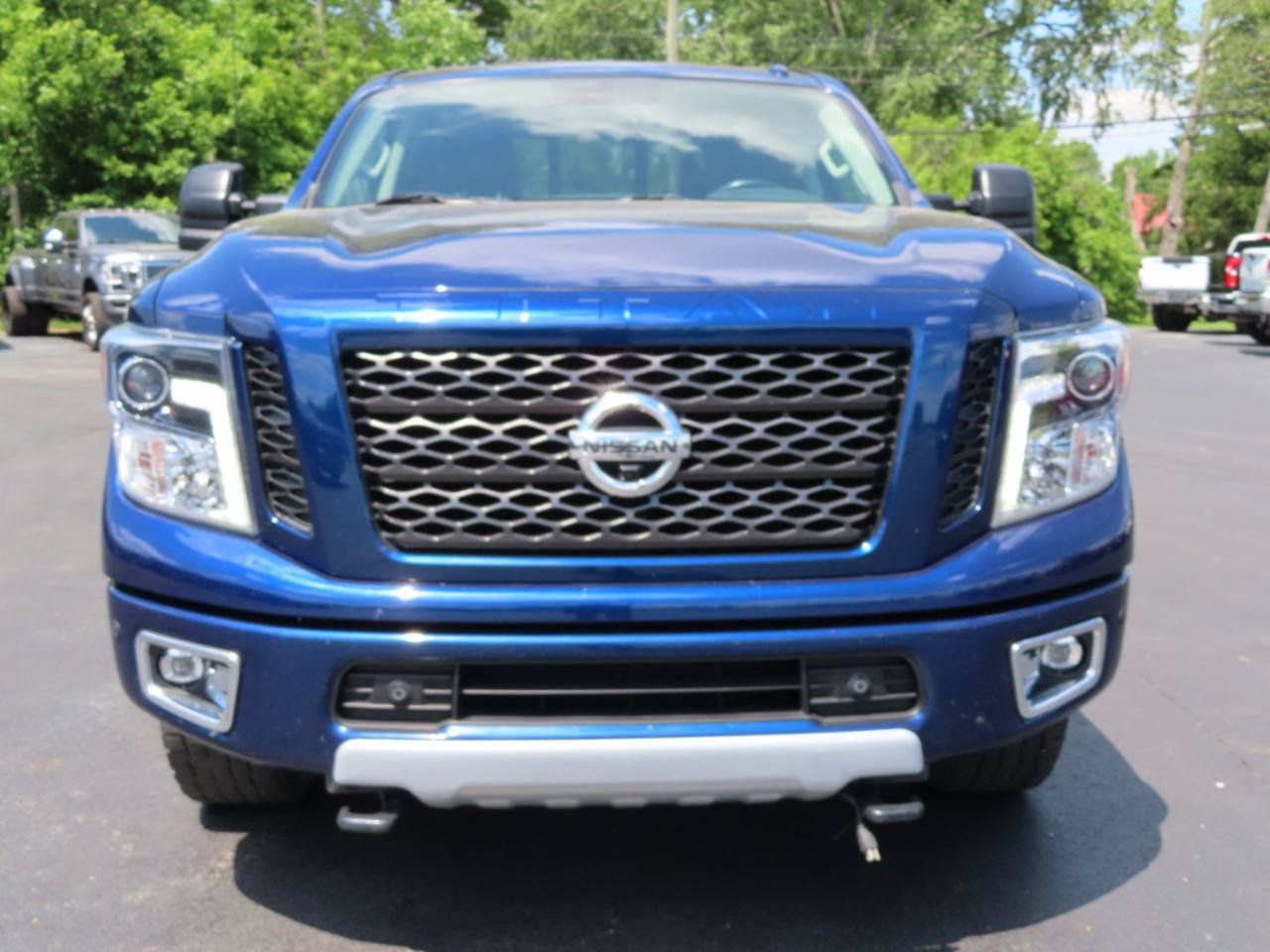 Used 2019 Nissan Titan PRO-4X w/ Pro-4x Convenience Package AWD/4WD image 9