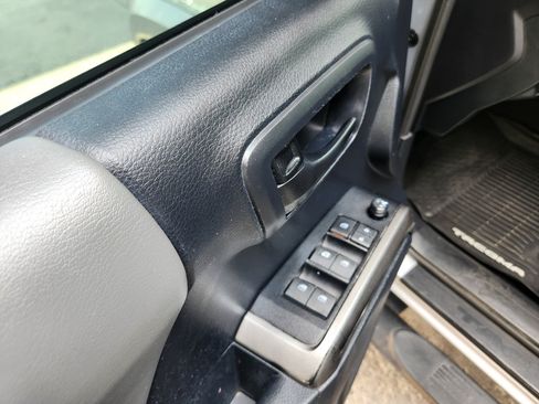 Used 2019 Toyota Tacoma SR5 AWD/4WD image 14
