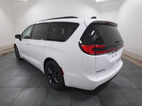 New 2026 Chrysler Pacifica Select w/ S Appearance Package FWD image 4
