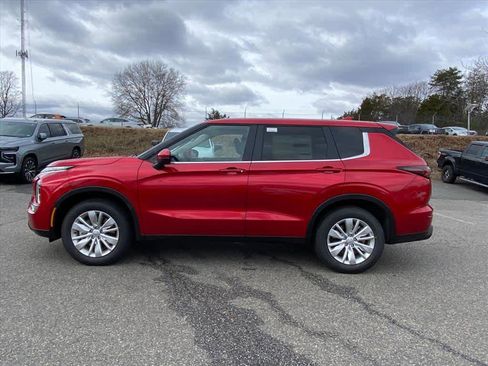 New 2026 Mitsubishi Outlander ES image 2