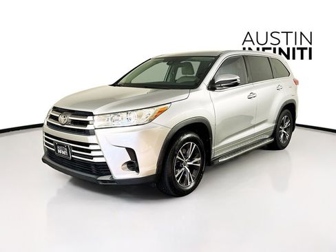 Used 2018 Toyota Highlander LE image 3