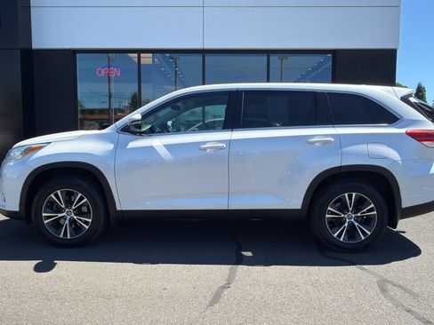 Used 2019 Toyota Highlander Plus AWD/4WD image 8