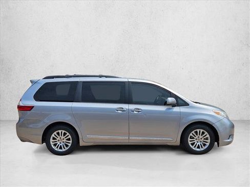 Used 2015 Toyota Sienna XLE FWD image 4