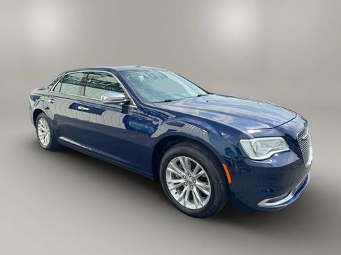 Used 2017 Chrysler 300 C RWD image 4