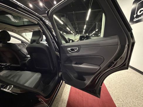 Used 2019 Volvo XC60 T5 Momentum w/ Multimedia Package AWD/4WD image 29