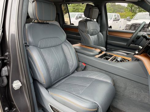 Used 2023 Jeep Grand Wagoneer Series III AWD/4WD image 22