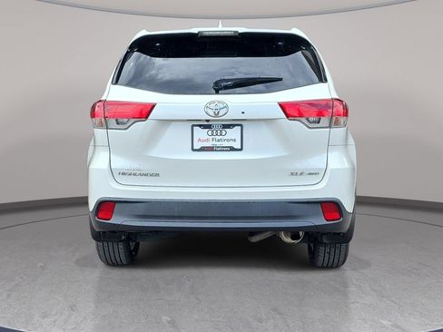 Used 2019 Toyota Highlander XLE w/ Carpet Mat Package (TMS) AWD/4WD image 7