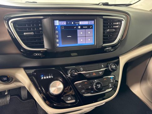 Used 2022 Chrysler Voyager LX image 17