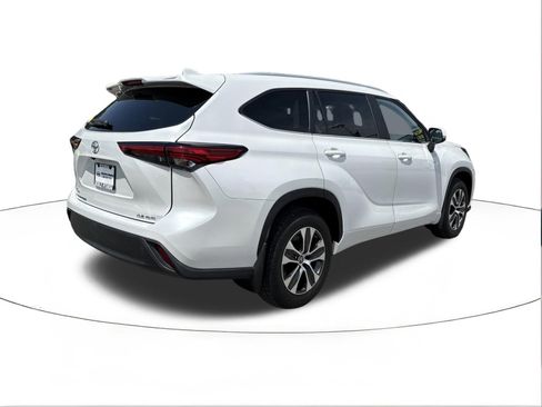 Used 2023 Toyota Highlander XLE AWD/4WD image 3