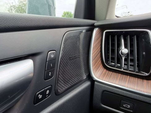 Certified 2023 Volvo XC60 B5 Plus w/ Climate Package FWD image 19