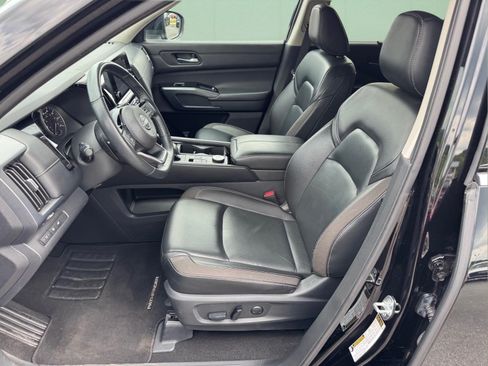 Used 2023 Nissan Pathfinder SL AWD/4WD image 6