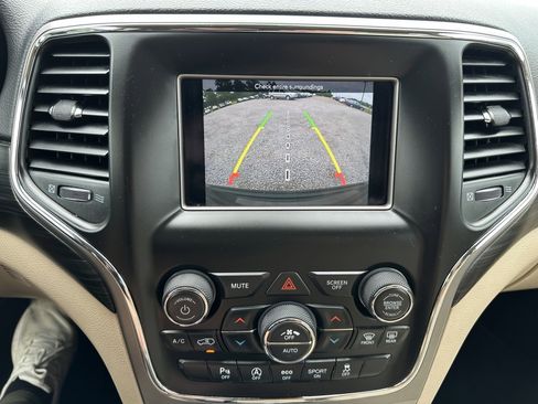 Used 2020 Jeep Grand Cherokee Laredo image 11