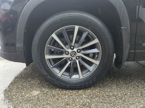 Used 2018 Toyota Highlander XLE w/ Carpet Mat Package (TMS) AWD/4WD image 33