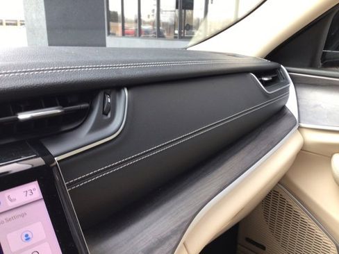 Used 2022 Jeep Grand Cherokee Limited image 24