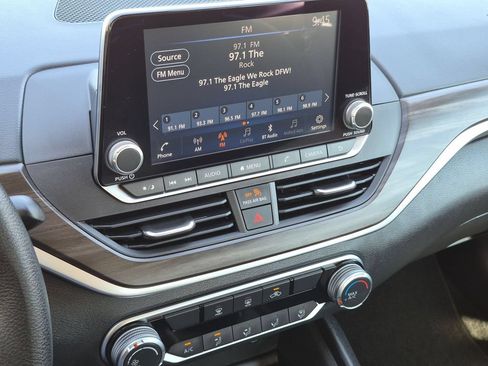 Used 2025 Nissan Altima 2.5 SV FWD image 17