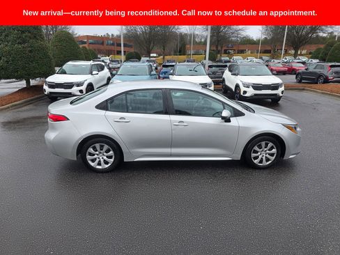 Used 2022 Toyota Corolla LE image 6