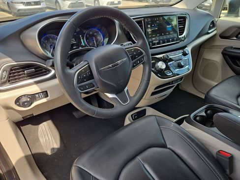 Used 2023 Chrysler Pacifica Touring-L FWD image 15