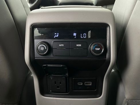 Used 2023 GMC Acadia SLT image 28