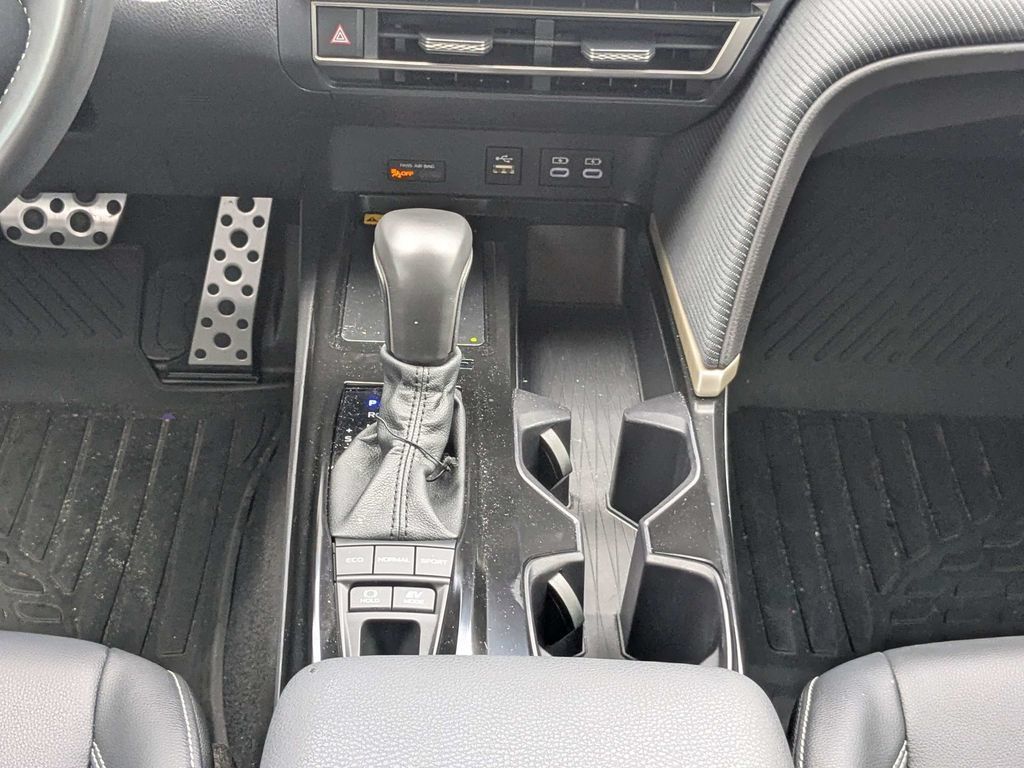 Used 2025 Toyota Camry SE FWD image 17
