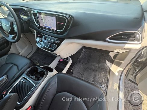 Used 2024 Chrysler Pacifica Touring-L FWD image 13