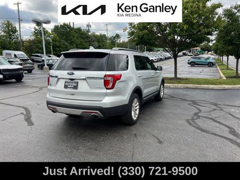 Used 2017 Ford Explorer XLT FWD image 5