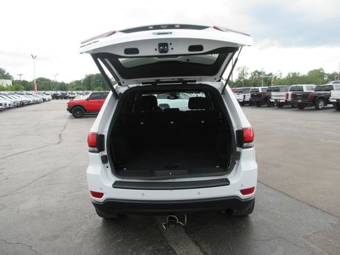 Used 2019 Jeep Grand Cherokee Laredo AWD/4WD image 7
