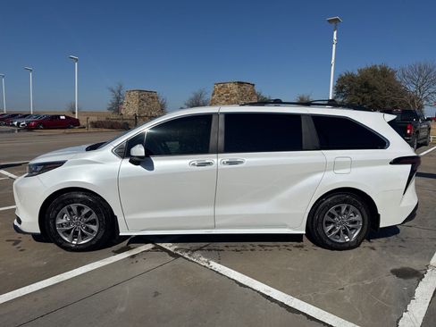 Used 2025 Toyota Sienna XLE image 4