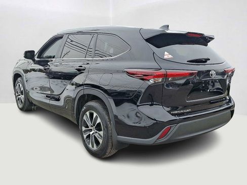 Certified 2024 Toyota Highlander XLE image 9