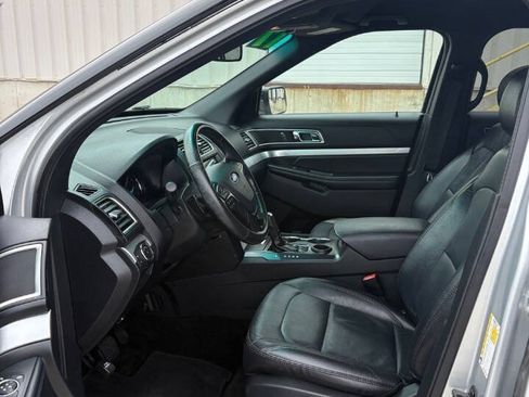 Used 2017 Ford Explorer XLT w/ Equipment Group 202A FWD image 7