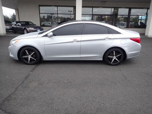 Used 2013 Hyundai Sonata Limited w/ Premium Pkg FWD image 2
