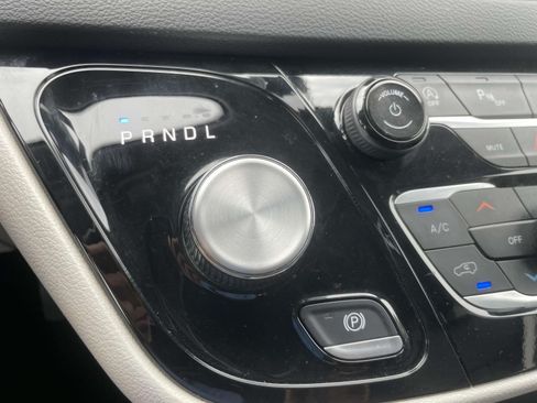 Used 2024 Chrysler Pacifica Touring-L FWD image 28