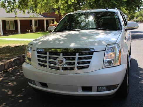 Used 2007 Cadillac Escalade AWD w/ Information Package image 37