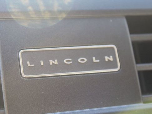 Used 2015 Lincoln Navigator 2WD image 34