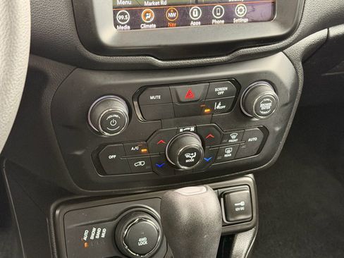 Used 2023 Jeep Renegade Latitude AWD/4WD image 17