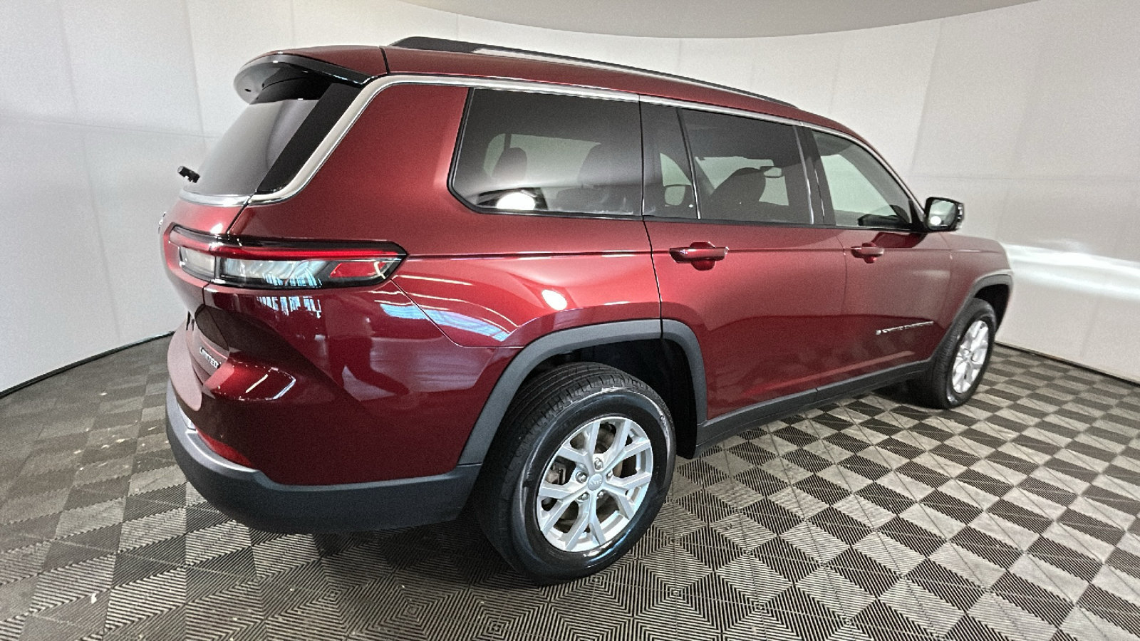 Used 2023 Jeep Grand Cherokee L Limited AWD/4WD image 3