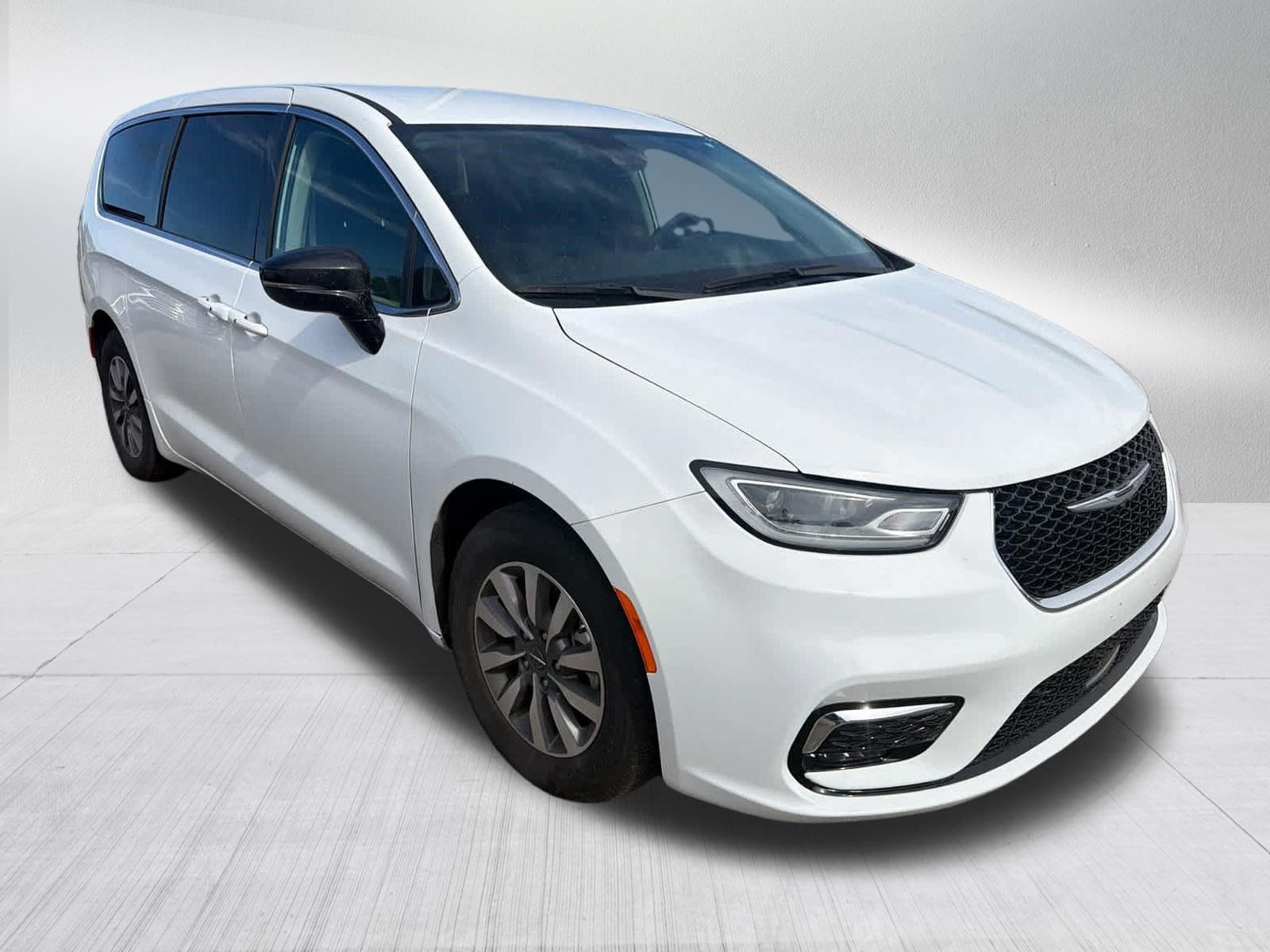 Used 2024 Chrysler Pacifica Limited FWD image 4