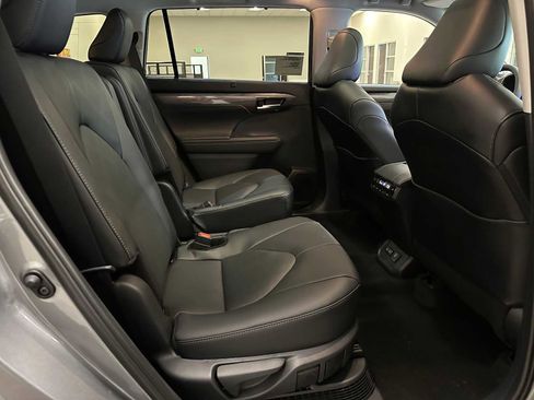New 2026 Toyota Highlander Platinum image 25