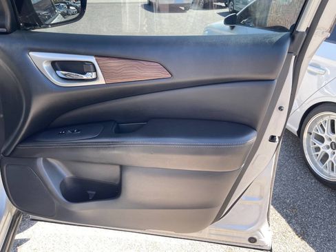 Used 2017 Nissan Pathfinder Platinum FWD image 32
