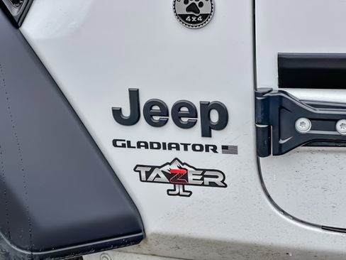Used 2024 Jeep Gladiator Sport image 26