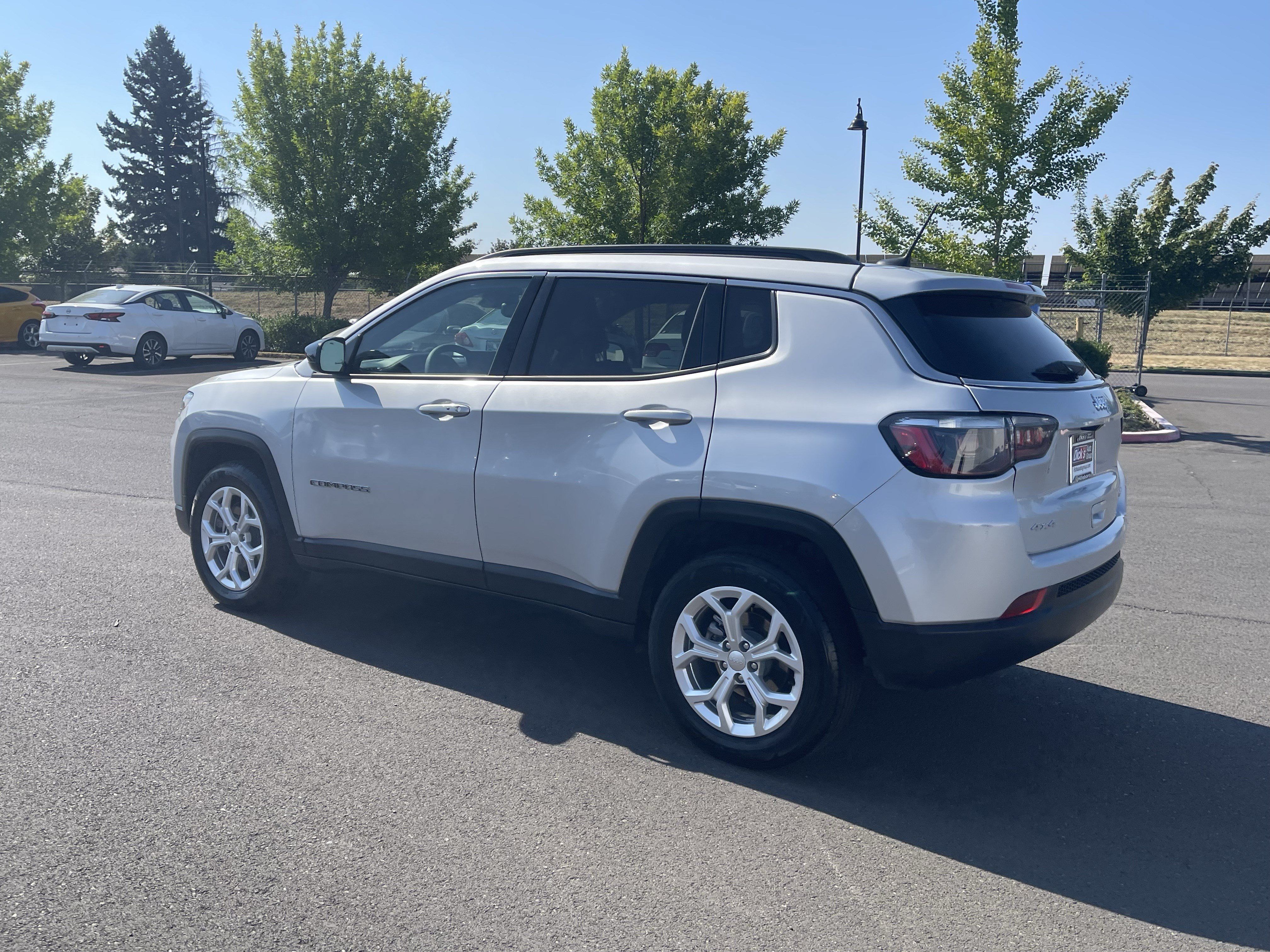 Used 2024 Jeep Compass Latitude AWD/4WD image 3