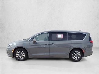 Used 2022 Chrysler Pacifica Touring-L FWD video 2