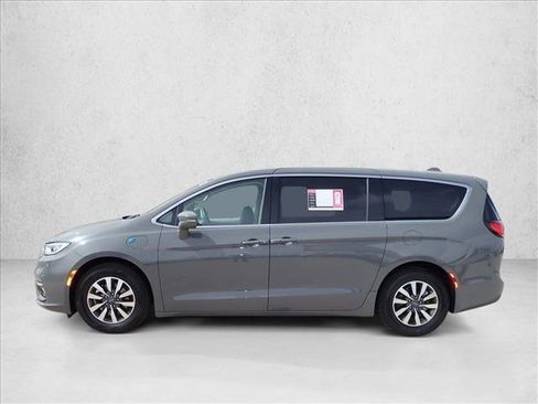 Used 2022 Chrysler Pacifica Touring-L FWD image 2
