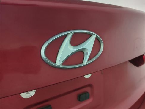 Used 2017 Hyundai Elantra SE image 13