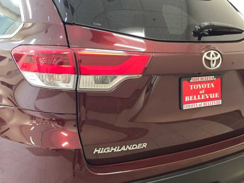 Used 2019 Toyota Highlander XLE AWD/4WD image 7