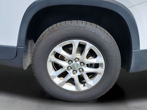 Used 2020 Chevrolet Traverse LS FWD image 3
