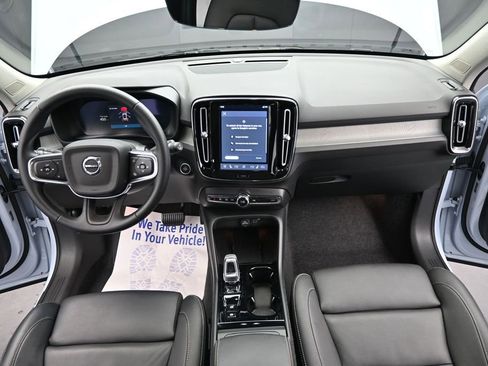 Certified 2025 Volvo XC40 B5 Plus AWD/4WD image 22