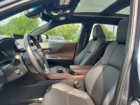Used 2023 Toyota Venza Limited AWD/4WD image 7