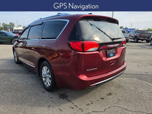 Used 2018 Chrysler Pacifica Touring-L Plus FWD image 2